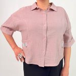 اسم مدل: شومیز جیب نقاشی جنس پارچه:نخی لینن سایزبندی: Free Size (38 تا 50) رنگ‌بندی: طوسی، صورتی، آبی، مشکی قد کار: حدود 66 سانتی‌متر قد مدل: 170 سانتی‌متر دسته‌بندی: سایزبزرگ
