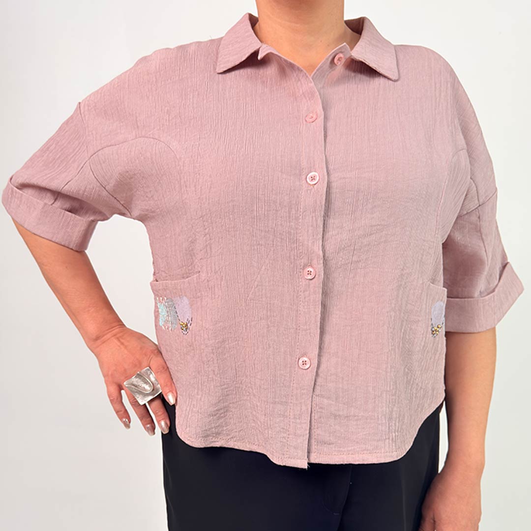 اصلی اسم مدل: شومیز جیب نقاشی جنس پارچه:نخی لینن سایزبندی: Free Size (38 تا 50) رنگبندی: طوسی، صورتی، آبی، مشکی قد کار: حدود 66 سانتیمتر قد مدل: 170 سانتیمتر دستهبندی: سایزبزرگ