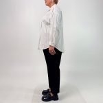 اسم مدل: شومیز لینن راه راه جنس پارچه: لینن سایزبندی: فری سایز (Free Size)، 38 تا 54 رنگ‌بندی: آبی، سفید، کرم قد کار: حدود 77 سانتی‌متر قد مدل: 170 سانتی‌متر دسته‌بندی: سایزبزرگ
