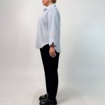 اسم مدل: شومیز راه راه جنس پارچه: لینن سایزبندی: فری سایز (38 تا 54) (Free Size) رنگ‌بندی: کرم، قهوه‌ای، سرمه‌ای، آبی، مشکی قد کار: حدود 70 سانتی‌متر قد مدل: 170 سانتی‌متر دسته‌بندی: سایزبزرگ