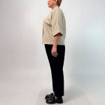 اسم مدل: شومیز جنس پارچه: لینن سایزبندی: فری سایز (36 تا 56) (Free Size) رنگ‌بندی: کرم، سرمه‌ای، قهوه‌ای، مشکی قد کار: حدود 63 سانتی‌متر قد مدل: 170 سانتی‌متر دسته‌بندی: سایزبزرگ