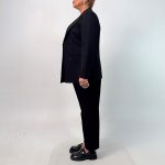 اسم مدل: کت یقه بلیزر جنس پارچه: مازراتی سایزبندی: 38 تا 50 رنگ‌بندی: مشکی قد کار: حدود 74 سانتی‌متر قد مدل: 170 سانتی‌متر دسته‌بندی: سایزبزرگ