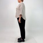 اسم مدل: شومیز هندی یقه مردانه جنس پارچه: لینن هندی سایزبندی: فری سایز (Free Size)، 38 تا 54 رنگ‌بندی: کرم، قهوه‌ای، سبز قد کار: حدود 70 سانتی‌متر قد مدل: 170 سانتی‌متر دسته‌بندی: سایزبزرگ