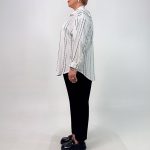 سم مدل: شومیز سایز بزرگ جنس پارچه: لینن سایزبندی: فری سایز (Free Size)، 38 تا 54 رنگ‌بندی: آبی، سفید، کرم قد کار: حدود 77 سانتی‌متر قد مدل: 170 سانتی‌متر دسته‌بندی: سایزبزرگ