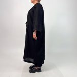 اسم مدل: مانتو عبا مشکی لیدی جنس پارچه: شانتون سایزبندی: فری سایز (Free Size)، 40 تا 70 رنگ‌بندی: مشکی قد کار: حدود 125 سانتی‌متر قد مدل: 170 سانتی‌متر دسته‌بندی: سایزبزرگ