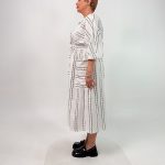 اسم مدل: پیراهن زنانه جنس پارچه: لینن سایزبندی: فری سایز (Free Size)، 38 تا 54 رنگ‌بندی: کرم، آبی، سفید قد کار: حدود 120 سانتی‌متر قد مدل: 170 سانتی‌متر دسته‌بندی: سایزبزرگ