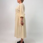 اسم مدل: پیراهن لینن ساده جنس پارچه: لینن سایزبندی: فری سایز (Free Size)، 38 تا 54 رنگ‌بندی: آبی، سفید، زرد قد کار: حدود 120 سانتی‌متر قد مدل: 170 سانتی‌متر دسته‌بندی: سایزبزرگ