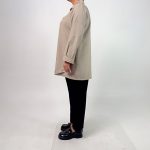 اسم مدل: شومیز جنس پارچه: زیپی سایزبندی: 38 تا 52 رنگ‌بندی: مشکی، سرمه‌ای، قهوه‌ای، کرم تیره، کرم روشن قد کار: حدود 85 سانتی‌متر قد مدل: 170 سانتی‌متر دسته‌بندی: سایزبزرگ