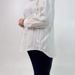 اسم مدل: شومیز لینن راه راه جنس پارچه: لینن سایزبندی: فری سایز (Free Size)، 38 تا 54 رنگ‌بندی: آبی، سفید، کرم قد کار: حدود 77 سانتی‌متر قد مدل: 170 سانتی‌متر دسته‌بندی: سایزبزرگ