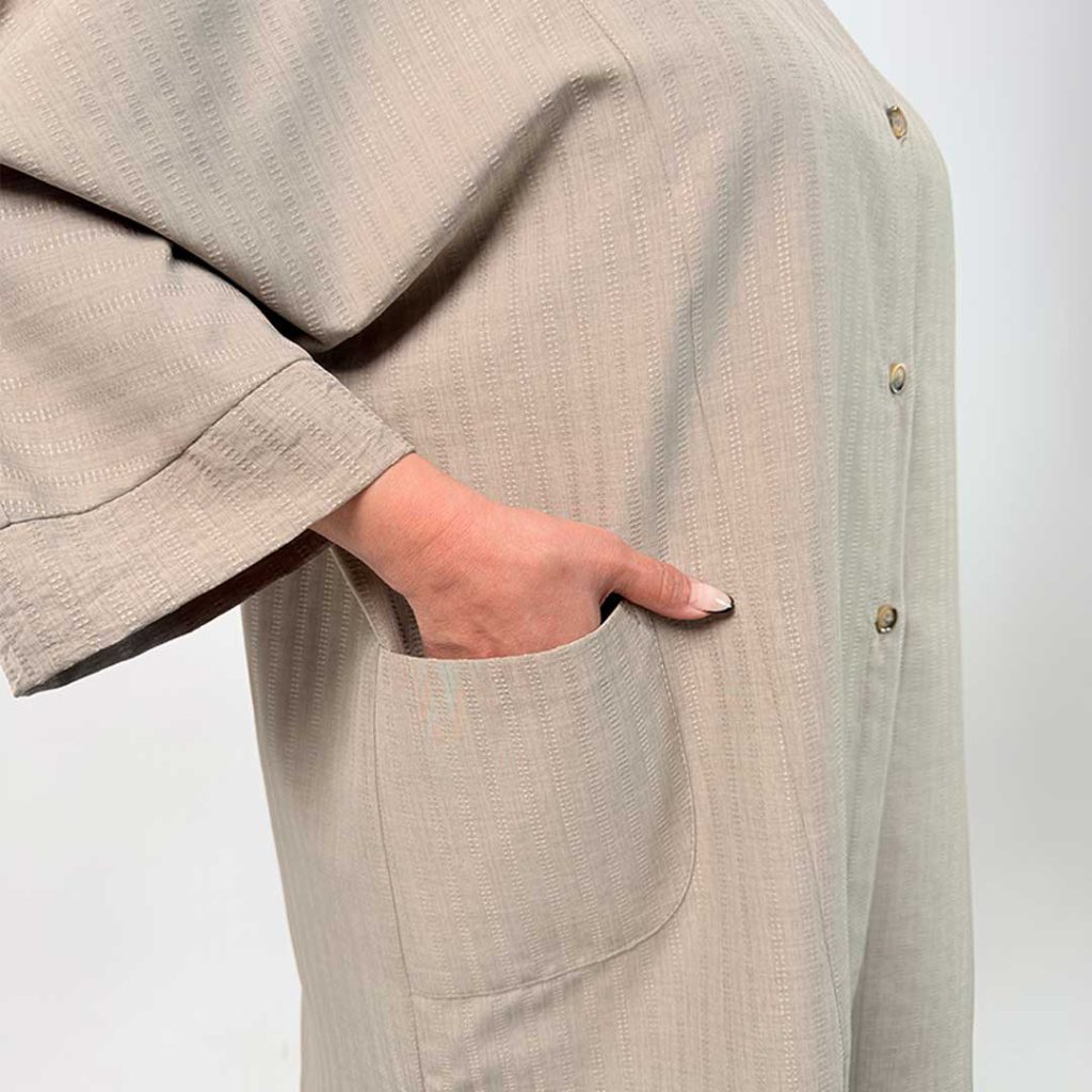 اسم مدل: شومیز سایز بزرگ  جنس پارچه: زیپی سایزبندی: 38 تا 64 (Free Size) رنگ‌بندی: مشکی، سورمه‌ای، کرم روشن، کرم تیره قد کار: حدود 90 سانتی‌متر قد مدل: 170 سانتی‌متر دسته‌بندی: سایزبزرگ