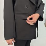اسم مدل: کت یقه بلیزر جنس پارچه: مازراتی سایزبندی: 38 تا 50 رنگ‌بندی: مشکی قد کار: حدود 74 سانتی‌متر قد مدل: 170 سانتی‌متر دسته‌بندی: سایزبزرگ