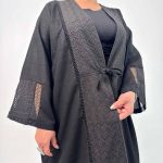 اسم مدل: مانتو عبا مشکی لیدی جنس پارچه: شانتون سایزبندی: فری سایز (Free Size)، 40 تا 70 رنگ‌بندی: مشکی قد کار: حدود 125 سانتی‌متر قد مدل: 170 سانتی‌متر دسته‌بندی: سایزبزرگ