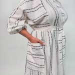 اسم مدل: پیراهن زنانه جنس پارچه: لینن سایزبندی: فری سایز (Free Size)، 38 تا 54 رنگ‌بندی: کرم، آبی، سفید قد کار: حدود 120 سانتی‌متر قد مدل: 170 سانتی‌متر دسته‌بندی: سایزبزرگ