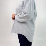 اسم مدل: شومیز ساده جنس پارچه: لینن سایزبندی: فری سایز (Free Size)، 38 تا 54 رنگ‌بندی: آبی، سفید، زرد قد کار: حدود 78 سانتی‌متر قد مدل: 170 سانتی‌متر دسته‌بندی: سایزبزرگ