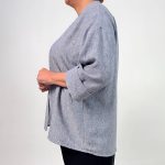 سم مدل: شومیزسایز بزرگ جنس پارچه: لینن شانتون سایزبندی: 36 تا 56 (Free Size) رنگ‌بندی: ذغالی، سورمه‌ای، قهوه‌ای قد کار: حدود 74 سانتی‌متر قد مدل: 170 سانتی‌متر دسته‌بندی: سایزبزرگ
