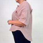 اسم مدل: شومیز جیب نقاشی جنس پارچه:نخی لینن سایزبندی: Free Size (38 تا 50) رنگ‌بندی: طوسی، صورتی، آبی، مشکی قد کار: حدود 66 سانتی‌متر قد مدل: 170 سانتی‌متر دسته‌بندی: سایزبزرگ