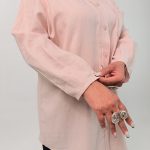اسم مدل: شومیز یقه هفت ساده جنس پارچه: لینن سایزبندی: 38 تا 58 رنگ‌بندی: مشکی، سرمه‌ای، قهوه‌ای، صورتی قد کار: حدود 83 سانتی‌متر قد مدل: 170 سانتی‌متر دسته‌بندی: سایزبزرگ