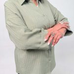 اسم مدل: شومیز پیلی‌دار جنس پارچه: پارچه زیپی سایزبندی: 38 تا 52 رنگ‌بندی: سرمه‌ای، مشکی، کرم، سبز، آبی قد کار: حدود 75 سانتی‌متر قد مدل: 170 سانتی‌متر دسته‌بندی: سایزبزرگ