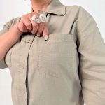 اسم مدل: شومیز دو جیب جنس پارچه: لینن سایزبندی: فری سایز (Free Size)، مناسب 38 تا 48 رنگ‌بندی: مشکی، سبز، کرم تیره، کرم روشن، سرمه‌ای، سفید، آبی قد کار: حدود 70 سانتی‌متر قد مدل: 170 سانتی‌متر دسته‌بندی: سایزبزرگ