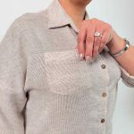 اسم مدل: شومیز هندی یقه مردانه جنس پارچه: لینن هندی سایزبندی: فری سایز (Free Size)، 38 تا 54 رنگ‌بندی: کرم، قهوه‌ای، سبز قد کار: حدود 70 سانتی‌متر قد مدل: 170 سانتی‌متر دسته‌بندی: سایزبزرگ