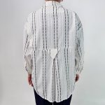 سم مدل: شومیز سایز بزرگ جنس پارچه: لینن سایزبندی: فری سایز (Free Size)، 38 تا 54 رنگ‌بندی: آبی، سفید، کرم قد کار: حدود 77 سانتی‌متر قد مدل: 170 سانتی‌متر دسته‌بندی: سایزبزرگ