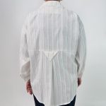 اسم مدل: شومیز لینن راه راه جنس پارچه: لینن سایزبندی: فری سایز (Free Size)، 38 تا 54 رنگ‌بندی: آبی، سفید، کرم قد کار: حدود 77 سانتی‌متر قد مدل: 170 سانتی‌متر دسته‌بندی: سایزبزرگ
