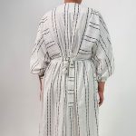 اسم مدل: پیراهن زنانه جنس پارچه: لینن سایزبندی: فری سایز (Free Size)، 38 تا 54 رنگ‌بندی: کرم، آبی، سفید قد کار: حدود 120 سانتی‌متر قد مدل: 170 سانتی‌متر دسته‌بندی: سایزبزرگ