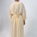 اسم مدل: پیراهن لینن ساده جنس پارچه: لینن سایزبندی: فری سایز (Free Size)، 38 تا 54 رنگ‌بندی: آبی، سفید، زرد قد کار: حدود 120 سانتی‌متر قد مدل: 170 سانتی‌متر دسته‌بندی: سایزبزرگ