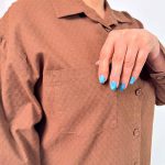 سایزبندی: M (مناسب سایز 38_40) L (مناسب سایز 42_44) XL (مناسب سایز 46_48) XXL (مناسب سایز 50_52) اسم مدل: شومیز بیسیک‌ جنس پارچه: لینن رنگ‌بندی: مشکی، سورمه‌ای، کرم، قهوه‌ای، سبز، شیری، آبی قد کار: حدود 70 سانتی‌متر قد مدل: 170 سانتی‌متر دسته‌بندی: شومیز