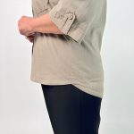 اسم مدل: شومیز دو جیب جنس پارچه: لینن سایزبندی: فری سایز (Free Size)، مناسب 38 تا 48 رنگ‌بندی: مشکی، سبز، کرم تیره، کرم روشن، سرمه‌ای، سفید، آبی قد کار: حدود 70 سانتی‌متر قد مدل: 170 سانتی‌متر دسته‌بندی: سایزبزرگ