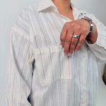 اسم مدل: شومیز لینن راه راه جنس پارچه: لینن سایزبندی: فری سایز (Free Size)، 38 تا 54 رنگ‌بندی: آبی، سفید، کرم قد کار: حدود 77 سانتی‌متر قد مدل: 170 سانتی‌متر دسته‌بندی: سایزبزرگ