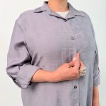 اسم مدل: شومیزسایز بزرگ یقه مردانه جنس پارچه: بابوس سایزبندی: 38 تا 54 رنگ‌بندی: صورتی، مشکی، سبز، طوسی، کاربنی قد کار: حدود 66 سانتی‌متر قد مدل: 170 سانتی‌متر دسته‌بندی: سایزبزرگ