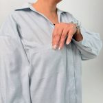 اسم مدل: شومیز ساده جنس پارچه: لینن سایزبندی: فری سایز (Free Size)، 38 تا 54 رنگ‌بندی: آبی، سفید، زرد قد کار: حدود 78 سانتی‌متر قد مدل: 170 سانتی‌متر دسته‌بندی: سایزبزرگ