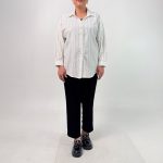 اسم مدل: شومیز لینن راه راه جنس پارچه: لینن سایزبندی: فری سایز (Free Size)، 38 تا 54 رنگ‌بندی: آبی، سفید، کرم قد کار: حدود 77 سانتی‌متر قد مدل: 170 سانتی‌متر دسته‌بندی: سایزبزرگ