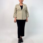اسم مدل: کت  زنانه جیب نما جنس پارچه: شانتون سایزبندی: 40 تا 50 رنگ‌بندی: مشکی، قهوه‌ای، کرم، سبز، طوسی، سورمه‌ای قد کار: حدود 70 تا 72 سانتی‌متر قد مدل: 170 سانتی‌متر دسته‌بندی: سایزبزرگ