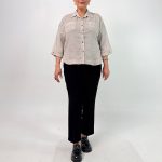 اسم مدل: شومیز هندی یقه مردانه جنس پارچه: لینن هندی سایزبندی: فری سایز (Free Size)، 38 تا 54 رنگ‌بندی: کرم، قهوه‌ای، سبز قد کار: حدود 70 سانتی‌متر قد مدل: 170 سانتی‌متر دسته‌بندی: سایزبزرگ