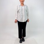 سم مدل: شومیز سایز بزرگ جنس پارچه: لینن سایزبندی: فری سایز (Free Size)، 38 تا 54 رنگ‌بندی: آبی، سفید، کرم قد کار: حدود 77 سانتی‌متر قد مدل: 170 سانتی‌متر دسته‌بندی: سایزبزرگ