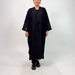 اسم مدل: مانتو عبا مشکی لیدی جنس پارچه: شانتون سایزبندی: فری سایز (Free Size)، 40 تا 70 رنگ‌بندی: مشکی قد کار: حدود 125 سانتی‌متر قد مدل: 170 سانتی‌متر دسته‌بندی: سایزبزرگ