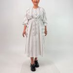 اسم مدل: پیراهن زنانه جنس پارچه: لینن سایزبندی: فری سایز (Free Size)، 38 تا 54 رنگ‌بندی: کرم، آبی، سفید قد کار: حدود 120 سانتی‌متر قد مدل: 170 سانتی‌متر دسته‌بندی: سایزبزرگ