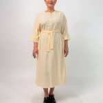 اسم مدل: پیراهن لینن ساده جنس پارچه: لینن سایزبندی: فری سایز (Free Size)، 38 تا 54 رنگ‌بندی: آبی، سفید، زرد قد کار: حدود 120 سانتی‌متر قد مدل: 170 سانتی‌متر دسته‌بندی: سایزبزرگ