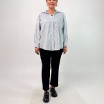 اسم مدل: شومیز ساده جنس پارچه: لینن سایزبندی: فری سایز (Free Size)، 38 تا 54 رنگ‌بندی: آبی، سفید، زرد قد کار: حدود 78 سانتی‌متر قد مدل: 170 سانتی‌متر دسته‌بندی: سایزبزرگ