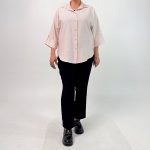 اسم مدل: شومیز فلس پلاس جنس پارچه: بابوس سایزبندی: فری سایز (Free Size)، 38 تا 52 رنگ‌بندی: مشکی، سبز، صورتی، قهوه‌ای قد کار: حدود 75 سانتی‌متر قد مدل: 170 سانتی‌متر دسته‌بندی: سایزبزرگ