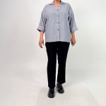 سم مدل: شومیزسایز بزرگ جنس پارچه: لینن شانتون سایزبندی: 36 تا 56 (Free Size) رنگ‌بندی: ذغالی، سورمه‌ای، قهوه‌ای قد کار: حدود 74 سانتی‌متر قد مدل: 170 سانتی‌متر دسته‌بندی: سایزبزرگ