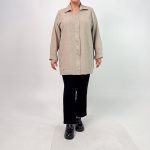 اسم مدل: شومیز جنس پارچه: زیپی سایزبندی: 38 تا 52 رنگ‌بندی: مشکی، سرمه‌ای، قهوه‌ای، کرم تیره، کرم روشن قد کار: حدود 85 سانتی‌متر قد مدل: 170 سانتی‌متر دسته‌بندی: سایزبزرگ
