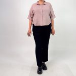 اسم مدل: شومیز جیب نقاشی جنس پارچه:نخی لینن سایزبندی: Free Size (38 تا 50) رنگ‌بندی: طوسی، صورتی، آبی، مشکی قد کار: حدود 66 سانتی‌متر قد مدل: 170 سانتی‌متر دسته‌بندی: سایزبزرگ