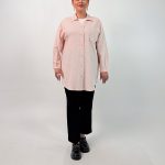 اسم مدل: شومیز یقه هفت ساده جنس پارچه: لینن سایزبندی: 38 تا 58 رنگ‌بندی: مشکی، سرمه‌ای، قهوه‌ای، صورتی قد کار: حدود 83 سانتی‌متر قد مدل: 170 سانتی‌متر دسته‌بندی: سایزبزرگ