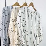 اسم مدل: پیراهن زنانه جنس پارچه: لینن سایزبندی: فری سایز (Free Size)، 38 تا 54 رنگ‌بندی: کرم، آبی، سفید قد کار: حدود 120 سانتی‌متر قد مدل: 170 سانتی‌متر دسته‌بندی: سایزبزرگ