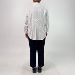 اسم مدل: شومیز لینن راه راه جنس پارچه: لینن سایزبندی: فری سایز (Free Size)، 38 تا 54 رنگ‌بندی: آبی، سفید، کرم قد کار: حدود 77 سانتی‌متر قد مدل: 170 سانتی‌متر دسته‌بندی: سایزبزرگ
