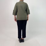  اسم مدل: شومیز مردانه دو جیب جنس پارچه: لینن سایزبندی: فری سایز (Free Size)، مناسب سایز 38 تا 52 رنگ‌بندی: کرم، سبز، قهوه‌ای، سرمه‌ای، مشکی قد کار: حدود 70 سانتی‌متر قد مدل: 170 سانتی‌متر دسته‌بندی: سایزبزرگ