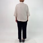 اسم مدل: شومیز هندی یقه مردانه جنس پارچه: لینن هندی سایزبندی: فری سایز (Free Size)، 38 تا 54 رنگ‌بندی: کرم، قهوه‌ای، سبز قد کار: حدود 70 سانتی‌متر قد مدل: 170 سانتی‌متر دسته‌بندی: سایزبزرگ